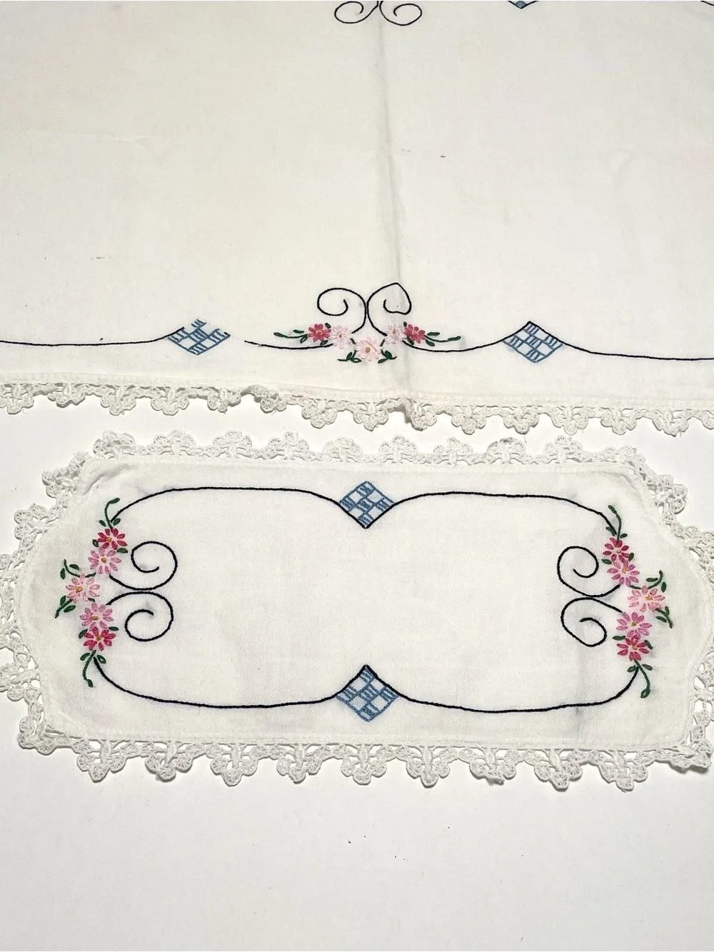 Vintage Hand Embroidered Table Runner Dresser Scarf Set Pink Floral Crochet Lace